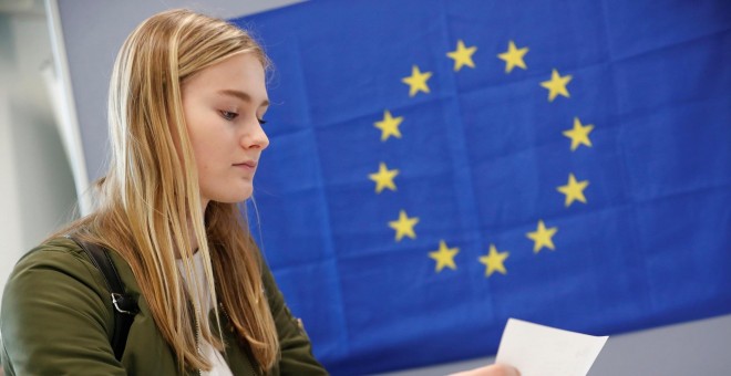 Una joven atiende en un proyecto de concienciación europeo en pro de aumentar el interés en la democracia. REUTERS/Hannibal Hanschke