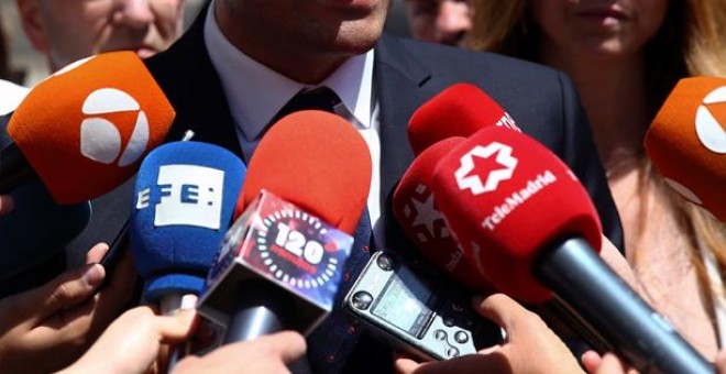 Los periodistas recogen las declaraciones de uno de los candidatos en las elecciones del 26-M. EFEI