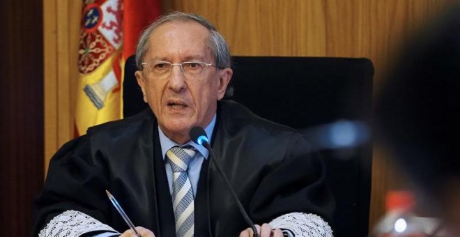 El presidente de la Audiencia de Valladolid, Feliciano Trebolle, durante la lectura del veredicto del juicio desarrollado desde el pasado 25 de abril en el que un jurado popular ha considerado culpable del asesinato, violación y maltrato de la niña de 4