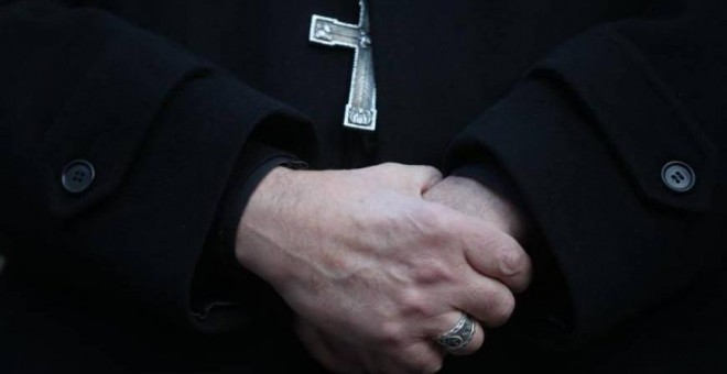 Detalle de las manos de un sacerdote.- EFE