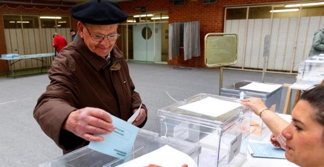 Un votante deposita su papeleta en un colegio electoral del barrio Judimendi de Vitoria, al abrir sus puertas en este domingo de elecciones municipales, forales y europeas. EFE/David Aguilar