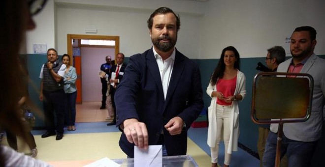 El economista de Vox Iván Espinosa de los Monteros, ha ejercido su derecho al voto en el Colegio San Agustín de Madrid, este domingo en el que se celebran los comicios europeos, municipales y autonómicos. EFE/Chema Moya