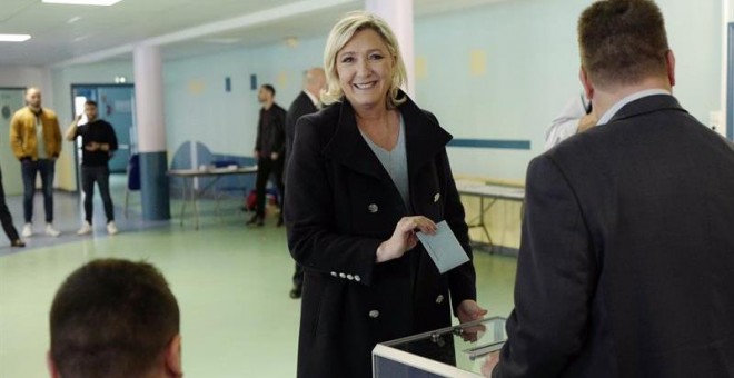 La presidenta francesa de extrema derecha Rassemblement National (RN) y miembro del Parlamento Marine Le Pen emite su voto durante las elecciones europeas en Henin Beaumont. EFE