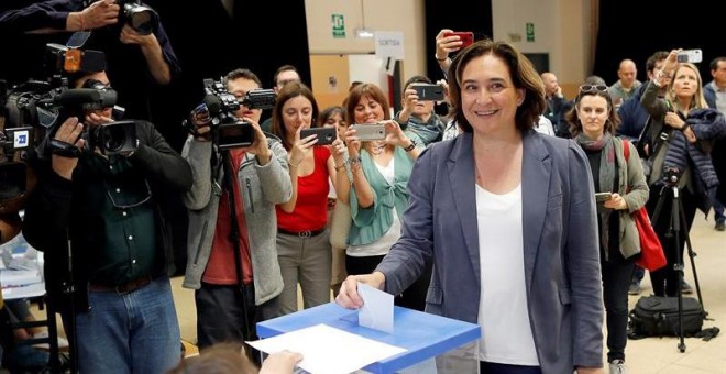 La alcaldesa y candidata de Barcelona en Comú a la reelección, Ada Colau, deposita su voto en el Centro Cívico La Sedeta de Barcelona, en las elecciones municipales y europeas que se celebran este domingo. EFE/Alejandro García