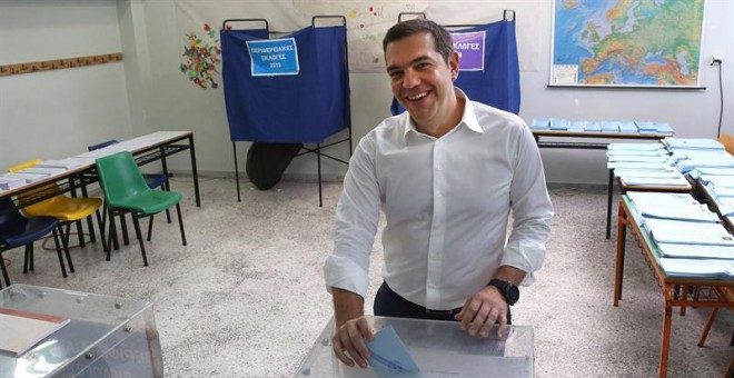 Alexis Tsipras votando para las elecciones europeas. EFE/EPA/ORESTIS PANAGIOTOU