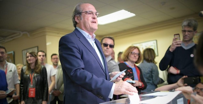 El candidato del PSOE a la Presidencia de la Comunidad de Madrid, Ángel Gabilondo, en el momento de depositar su voto.- EP