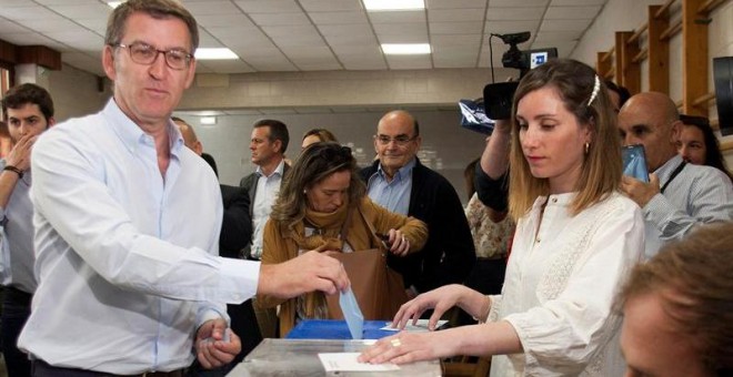 El Presidente de la Xunta de Galicia Alberto Núñez Feijóo,ejerce su dereccho al voto en el Colegio Niño Jesús de Praga de Vigo. EFE/Salvador Sas