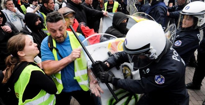 Los manifestantes que usan chalecos amarillos en Bruselas. EFE