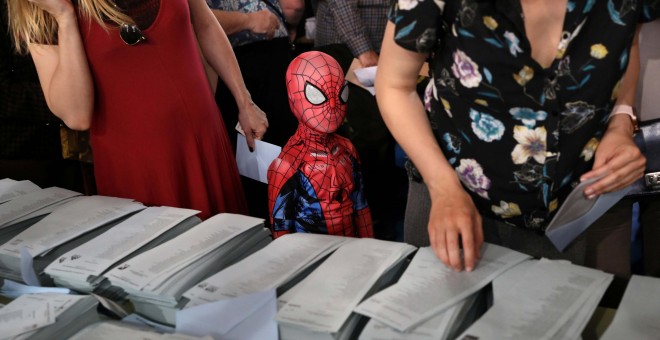 Un niño con un disfraz de Spiderman junto a una mesa de votación para las elecciones del 26 de mayo de 2019 en Madrid | REUTERS/ Susana Vera