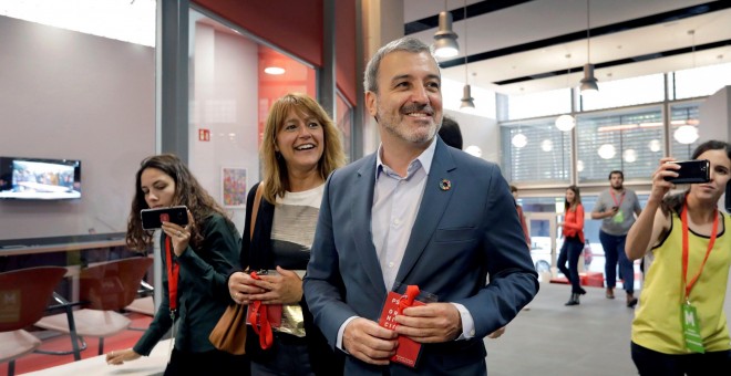 candidato del PSC a la alcaldía de Barcelona, Jaume Collboni, acompañado por su número 2, Laia Bonet (i), a su llegada a la sede del partido en Barcelona donde harán el seguimiento de los resultados electorales de las elecciones del 26M | EFE/Susanna Sáez