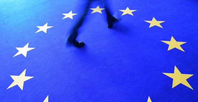 Un hombre camina en Berlín por una alfombra con el logo de Europa, durante la jornada electoral al Parlamento Europeo. EFE/CLEMENS BILAN