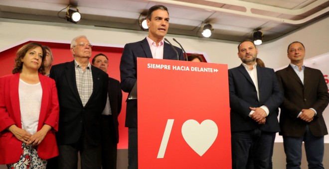El presidente del Gobierno en funciones, Pedro Sánchez (c), valora los resultados electorales del 26-M en la sede del PSOE en Madrid. EFE/JuanJo Martín