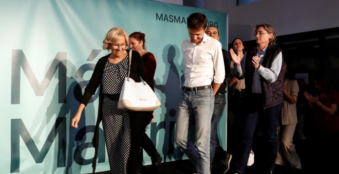 La alcaldesa de Madrid, Manuela Carmena, acompañado del candidato de esta formación a la Comunidad de Madrid Íñigo Errejón, tras su comparecencia esta noche para valorar los resultados de las elecciones municipales y autonómicas. EFE/ Ballesteros