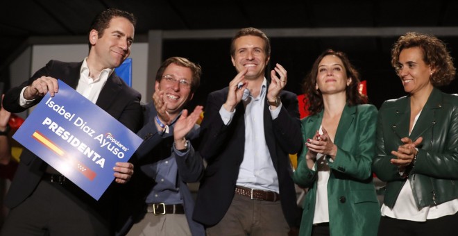 El presidente del Partido Popular Pablo Casado (c), la candidata al Parlamento Europeo Dolors Monserrat (2d), los candidatos del PP a la Comunidad de Madrid, Isabel Díaz Ayuso (2d), y al Ayuntamiento, José Luis Martínez-Almeida (2i), y el secretario gener