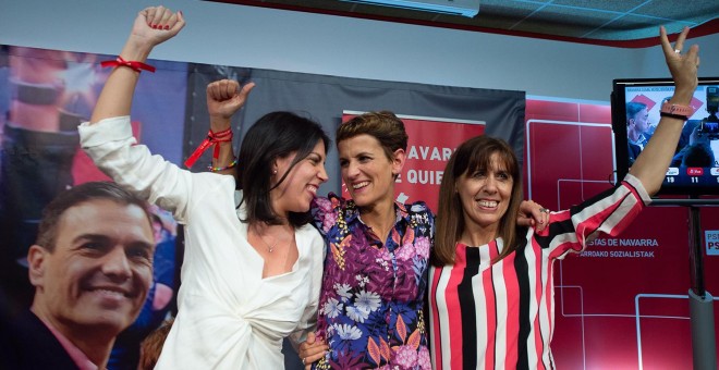 Las candidatas del PSN al Gobierno de Navarra, María Chivite (c), al Parlamento Europeo Adriana Maldonado (i) y a la alcaldía de Pamplona Maite Esporrín (d) celebran el resultado electoral. EFE/Iñaki Porto