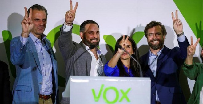 El secretario general de Vox y candidato la Alcaldía de Madrid, Javier Ortega Smith, el líder de la formación, Santiago Abascal, la candidata a la Presidencia de la Comunidad de Madrid, Rocío Monasterio, y el jefe de campaña, Iván Espinosa de los Monteros