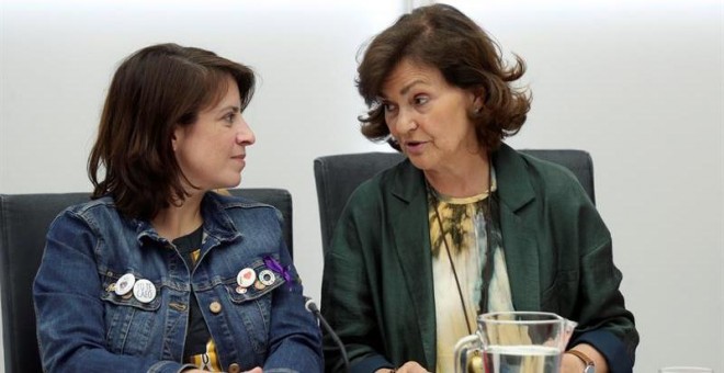 La vicesecretaria general del PSOE Adriana Lastra, junto a la secretaria del área de Igualdad Carmen Calvo. - EFE