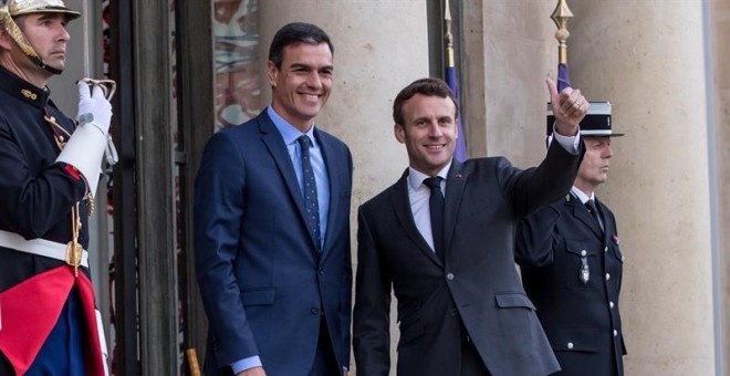 El presidente francés, Emmanuel Macron (d), recibe al presidente del Gobierno español, Pedro Sánchez, en una reunión en el Palacio del Elíseo en París. EFE/CHRISTOPHE PETIT TESSON