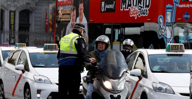 Un policía municipal habla con un motorista en el centro de Madrid el primer día de la puesta en funcionamiento de las restricciones al tráfico en el centro de la capital (Madrid Central), en noviembre de 2018.  REUTERS/Paul Hanna