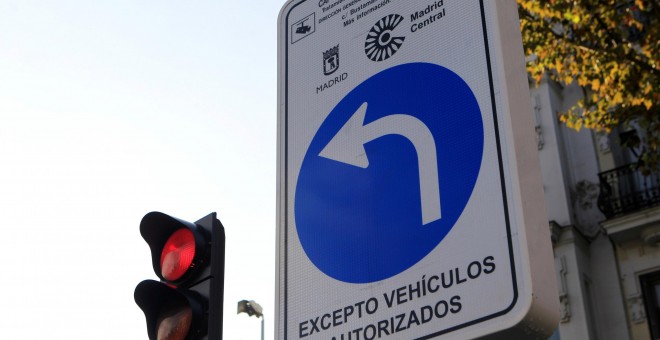 Un cartel indicador de la zona de restrucción al tráfico de Madrid Central. EFE