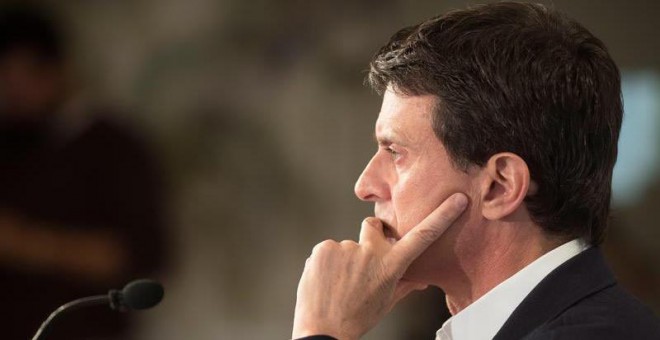 Manuel Valls durante la primera rueda de prensa que ha realizado tras las elecciones del 26-M y en la que ha ofrecido un acuerdo a Ada Colau y Jaume Collboni. (MARTA PÉREZ | EFE)