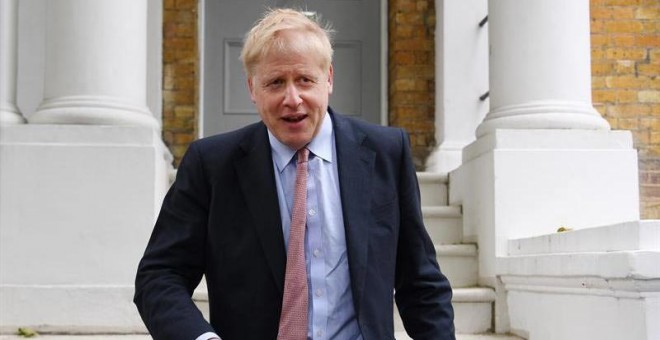 Boris Johnson sale de su residencia en Londres. (ANDY RAIN | EFE)