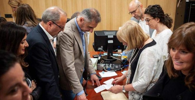 Vista del recuento oficial de votos en el Palacio de Justicia de Ourense, en el que el PP de Ourense pierde definitivamente la mayoría absoluta en la Diputación Provincial gobernada por Manuel Baltar. (BRAIS LORENZO | EFE)