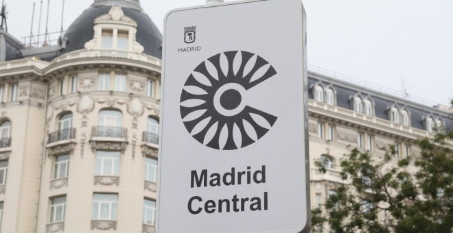 Señal en la vía pública para informar de una zona afectada por Madrid Central | Ayuntamiento de Madrid.