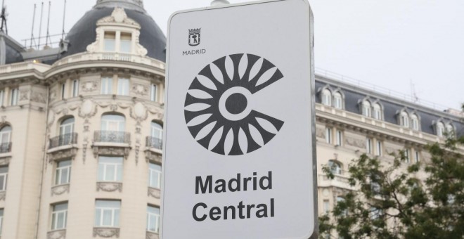 Señal en la vía pública para informar de una zona afectada por Madrid Central | Ayuntamiento de Madrid.