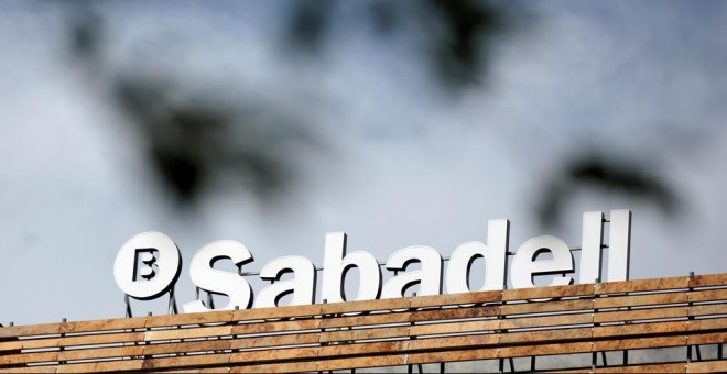 El logo de Banco Sabadell, en lo alto de un edificio de Madrid. REUTERS/Andrea Comas