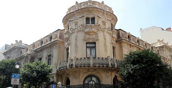 Vista tomada de la fachada de la Sociedad General de Autores Españoles (SGAE). EFE/Archivo