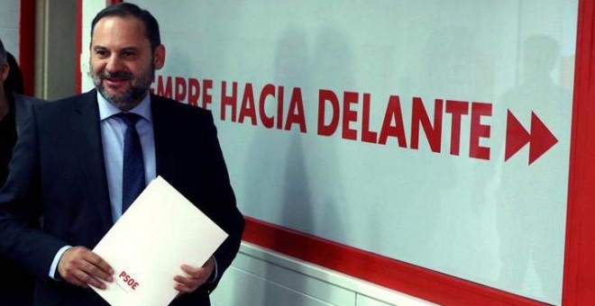 El ministro de fomento en Funciones y secretario de área de Organización del PSOE, José Luis Ábalos, en una comparecencia en la sede del PSOE. (KIKO HUESCA | EFE)