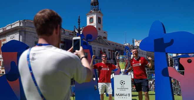 Llegada del trofeo de la UEFA Champions League a la Puerta del Sol de Madrid, durante la ceremonia de apertura del UEFA Champions Festival, un evento anual que tiene lugar en la ciudad sede de la final de la UEFA Champions League en los días que giran en