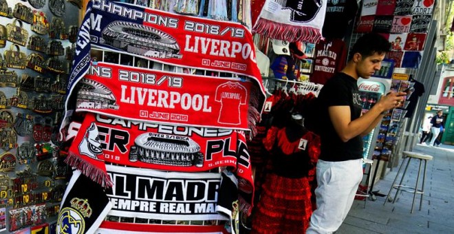 Una tienda de recuerdos en el centro de Madrid con objetos relacionados con la final de la Champions League. REUTERS/Juan Medina