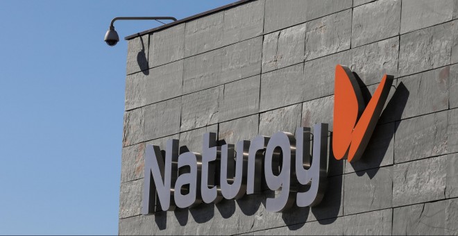 El logo de Naturgy en su sede en la madrileña Avenida de San Luis. REUTERS