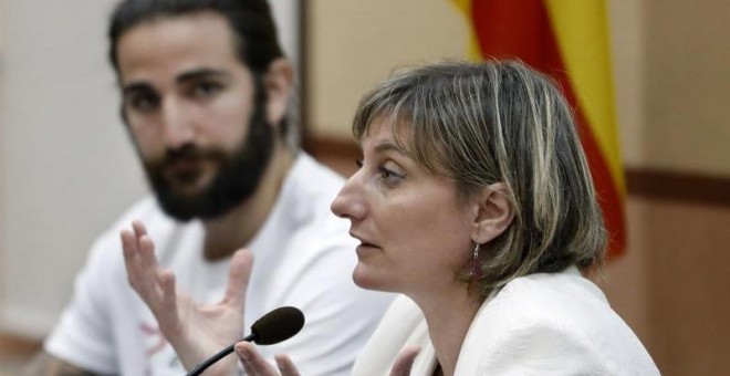 Catalunya prohibirá fumar dentro de los coches y en instalaciones deportivas al aire libre. EFE / Andreu Dalmau