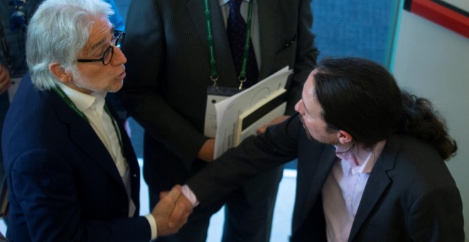 El secretario general de Podemos, Pablo Iglesias, saluda al exdiputado y presidente de la patronal catalana Foment del Treball Josep Sánches Llibre, tras su participación en la segunda jornada de la Reunión del Círculo de Economía de Sitges. EFE/ Quique G