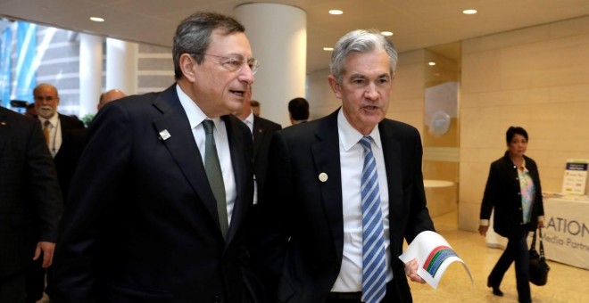 El presidente de la Fed, Jerome Powell, conversa con Mario Draghi | AFP