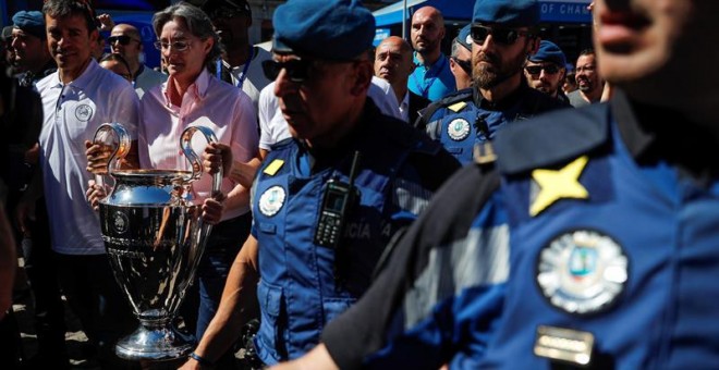 La vicealcaldesa de Madrid, Marta Higueras, con el trofeo de la UEFA Champions League en la Puerta del Sol, durante la ceremonia de apertura del UEFA Champions Festival, un evento anual que tiene lugar en la ciudad sede de la final de la UEFA Champions L