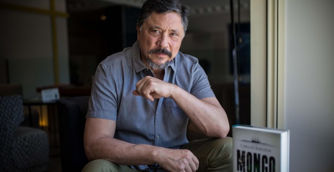 Carlos Bardem posa en el Hotel Sardinero junto a su último libro, 'Mongo Blanco'.- JAIRO VARGAS