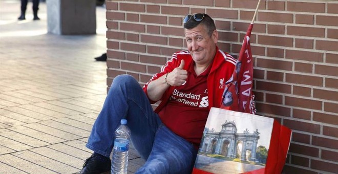 Un aficionado del Liverpool, en Madrid. EFE/EPA/Paco Campos