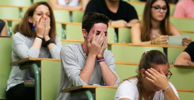 Foto de archivo de un estudiante estresado durante la jornada de Selectividad. EFE