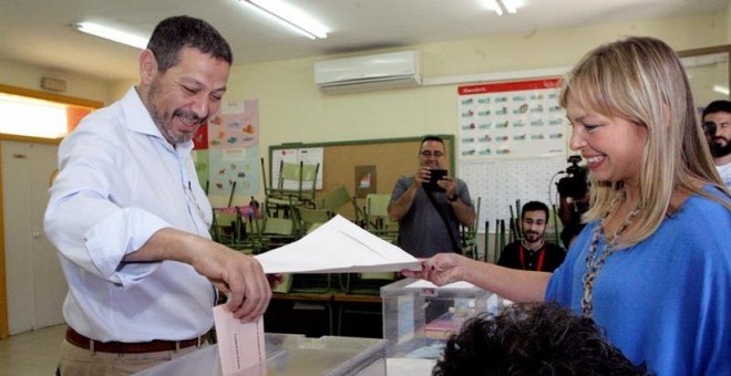 El presidente de CPM y actual líder de la oposición, Mustafa Aberchán, deposita su voto en una urna para las elecciones del 26M, este domingo en un colegio electoral de Melilla. EFE/Francisco García Guerrero