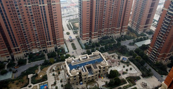 Un complejo de apartamentos en altos edificios rodea una escuela infantil en la ciudad de Zhengzhou, en la provincia china de Henan. REUTERS/Thomas Peter