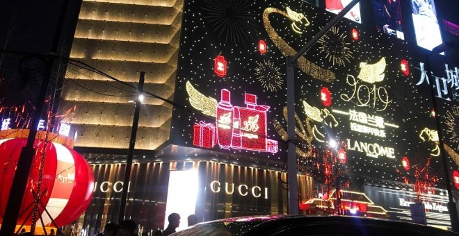 Los letreros de neón de las marcas de lujo iluminan la fachada de David Plaza, un centro comercial en Zhengzhou, en la provincia china de Henan. REUTERS / Yawen Chen