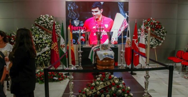 Cientos de personas despiden al futbolista José Antonio Reyes, fallecido ayer en accidente de tráfico, en la capilla ardiente instalada en el antepalco del estadio Ramón Sánchez-Pizjuán de Sevilla. EFE/ Julio Muñoz