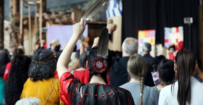 03/06/2019 - Una mujer sostiene una pluma de águila durante el acto de presentación de la investigación estatal por el genocidio de las mujeres indígenas, en Quebec, Canadá. / REUTERS - CHRIS WATTIE