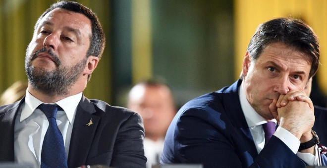 El primero ministro italiano, Giuseppe Conte, y el viceprimero ministro y titular de Interio, Matteo Salvini, en un acto en Palermo (Sicilia), el pasado mayo. REUTERS/Guglielmo Mangiapane