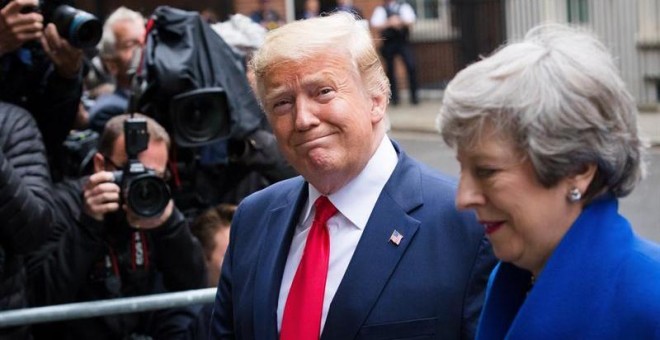 La primera ministra británica, Theresa May, y el presidente de Estados Unidos, Donald Trump, salen del 10 de Downing Street. - EFE