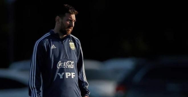 Lionel Messi entrena junto a sus compañeros de la selección argentina. (JUAN IGNACIO RONCORONI)